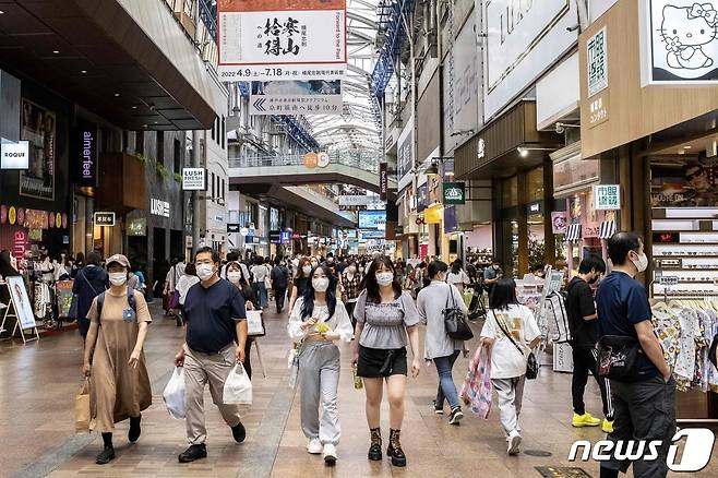 효고현 고베시의 한 쇼핑몰이 인산인해를 이루고 있다. 2022.06.11 © AFP=뉴스1 © News1