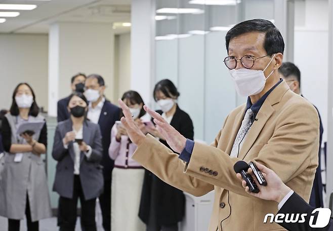 이창용 한국은행 총재가 지난 4월25일 중구 세종대로 한국은행 브리핑룸에서 열린 기자단 상견례에서 기자들의 질문에 답하고 있다. 2022.4.25/뉴스1 © News1 사진공동취재단