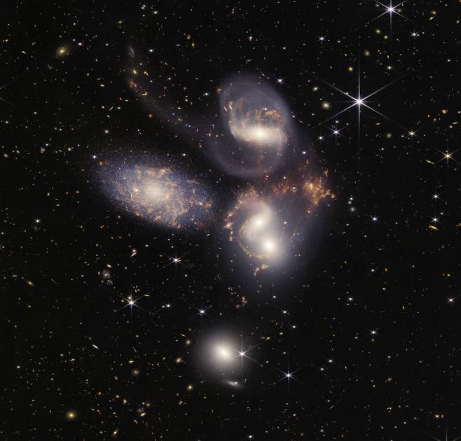 제임스 웹 망원경이 촬영한 슈테팡 5중 은하. 페가수스 별자리에 있으며, 2억9000만광년 거리에 있다./NASA