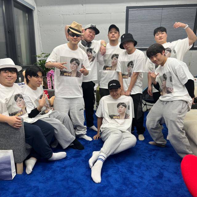 메타코미디의 크리에이터, 직원들과 함께한 영준씨. 가운데 선 영준씨를 중심으로 코미디언 김민수, 정재형, 이용주, 이창호씨가 보인다. 정영준 제공