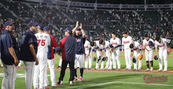 롯데 자이언츠는 12일 열린 한화 이글스와 홈 경기에서 정훈의 결승타에 힘입어 3-2로 이겼다. 롯데 선수들이 경기 종료 후 팬들에게 인사를 하고 있다. [사진=롯데 자이언츠]