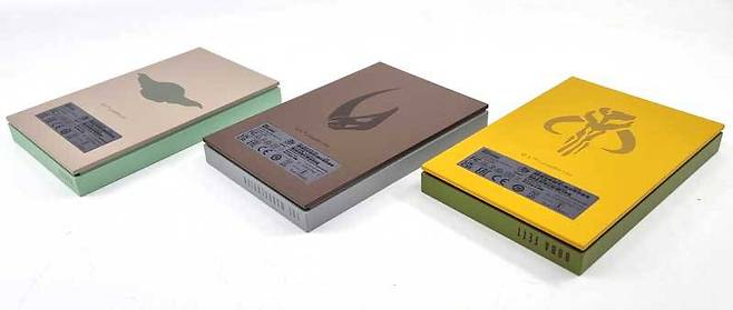 제품 후면에는 전면과 다른 색상을 적용하고 각 캐릭터를 상징하는 로고도 넣었다