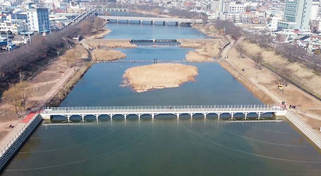 전남 순천시가 2020년 동천에 설치한 스윙교. 순천시 제공