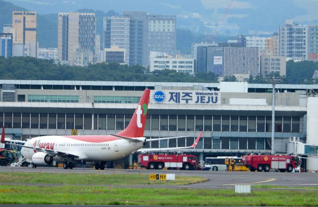 제주공항 소방대 소속 소방차들이 13일 오전 활주로로 착륙한 티웨이항공 여객기 주변에 모여 있다. 이 여객기 화물칸에서 화재경보기가 오작동한 것으로 확인됐다. 뉴시스