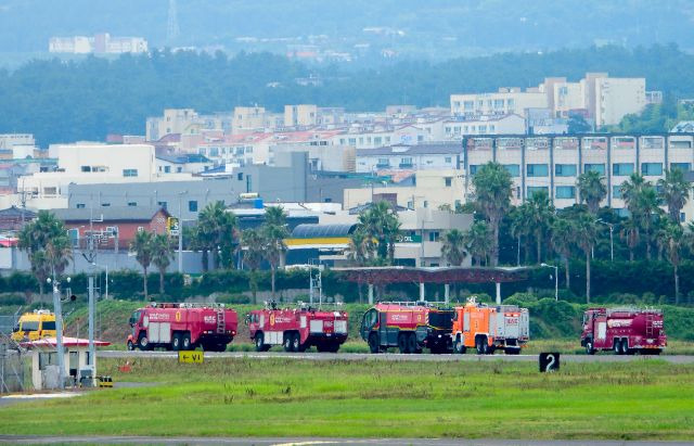 제주공항 소방대 소속 소방차들이 13일 오전 활주로로 착륙한 티웨이항공 여객기 주변에 모여 있다. 이 여객기 화물칸에서 화재경보기가 오작동한 것으로 확인됐다. 뉴시스