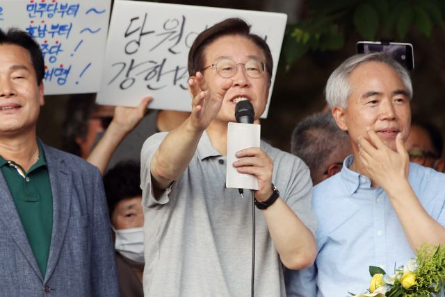 이재명 의원이 10일 광주 서구  5·18 기념공원에서 열린 행사에서 발언하고 있다. 연합뉴스