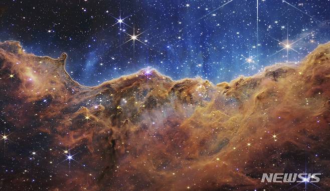 [AP/뉴시스]미국항공우주국(NASA·나사)이 제임스웹 우주망원경(JWST)을 통해 관측, 12일(현지시간) 공개한 카리나 성운(Carina Nebula·용골자리 성운)의 모습. JWST은 나사와 유럽우주국(ESA), 캐나다우주국(CSA)이 협력 개발했다. 2022.07.12.