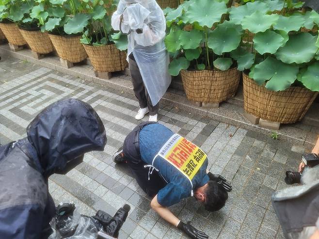 [서울=뉴시스]정유선기자=서강오 경찰직협연합 준비위원회 사무국장이 13일 오전 서울 종로구 조계사 앞에서 '행안부 내 경찰국 신설 반대' 삼보일배 시위를 하고 있다. 2022. 7. 13.   *재판매 및 DB 금지