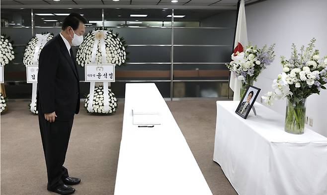 윤석열 대통령이 12일 서울 종로구 주한 일본대사관 공보문화원에 마련된 아베 신조 전 일본 총리의 분향소를 찾아 조문하고 있다. 대통령실 제공