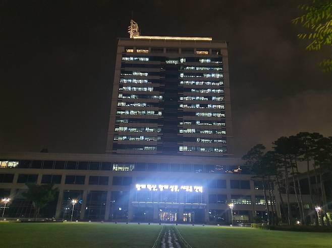 야간에도 불을 환하게 밝힌 전북도청. 야근을 하는 공무원들이 에어컨 가동이 안돼 찜통 사무실에서 일해야  한다며 고통을 호소하고 있다.