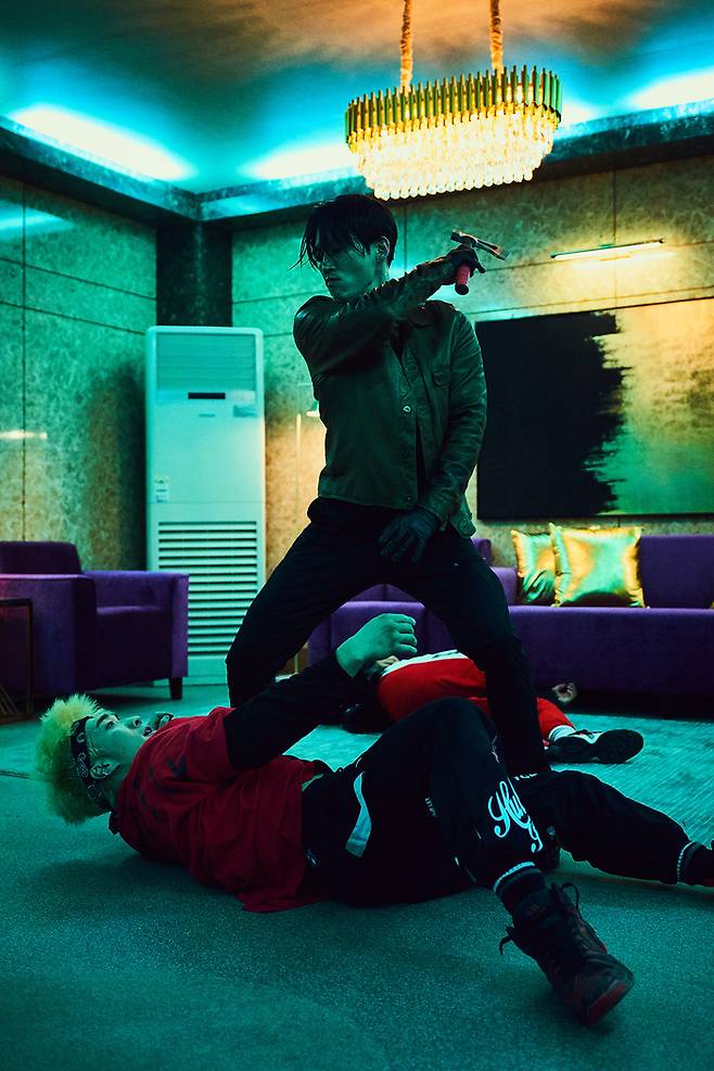 영화 ‘더 킬러-죽어도 되는 아이’에서 킬러 의강 역을 연기한 배우 장혁의 출연장면. 사진 아이에이치큐, 영화사 륙