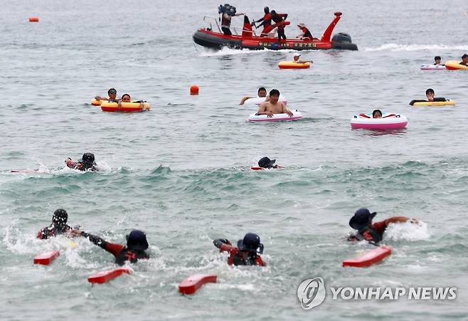 이안류 대비 인명구조 훈련 (부산=연합뉴스) 손형주 기자 = 13일 부산 해운대해수욕장에서 열린 이안류 발생 대비 민관합동훈련에서 수상구조대 대원들이 이안류 사고 대응 훈련을 하고 있다. 2022.7.13 handbrother@yna.co.kr