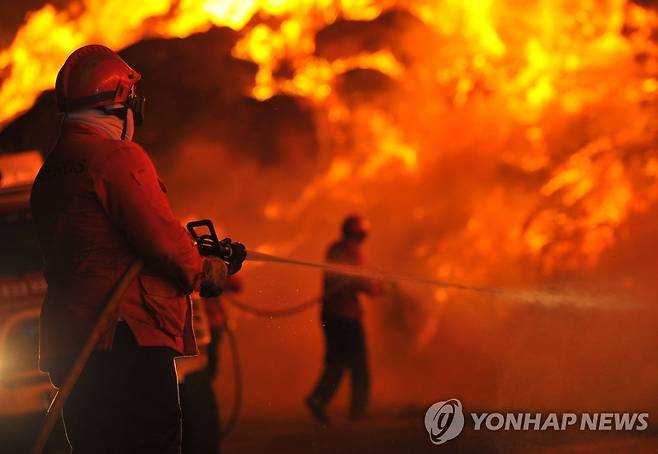 심한 가뭄 속에 발생한 포르투갈 산불 [EPA 연합뉴스. DB 및 재판매 금지]