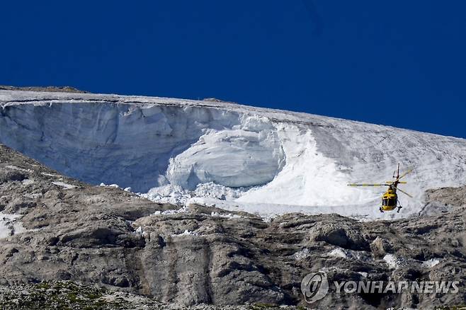 더위에 녹아 산사태를 일으킨 이탈리아 알프스의 빙하 [AP 연합뉴스 자료사진. DB 및 재판매 금지]