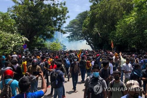 스리랑카 총리 사임 거부에 격화하는 시위대 (콜롬보 AFP=연합뉴스) 13일(현지시간) 스리랑카 콜롬보에 있는 스리랑카 총리 집무실 밖에서 시위대가 총리의 즉각적인 사임을 요구하며 반정부 시위를 벌이고 있다. 2022.7.13 photo@yna.co.kr