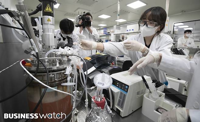 13일 경기도 판교에 위치한 에코허브에서 SK바이오사이언스의 연구원들이 스카이코비원 백신 연구를 진행하고 있다./사진=이명근 기자@qwe123@