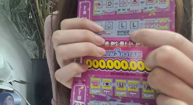 생방송 중 20억원 규모의 즉석복권에 당첨된 여성 BJ. (온라인 커뮤니티 갈무리) © 뉴스1