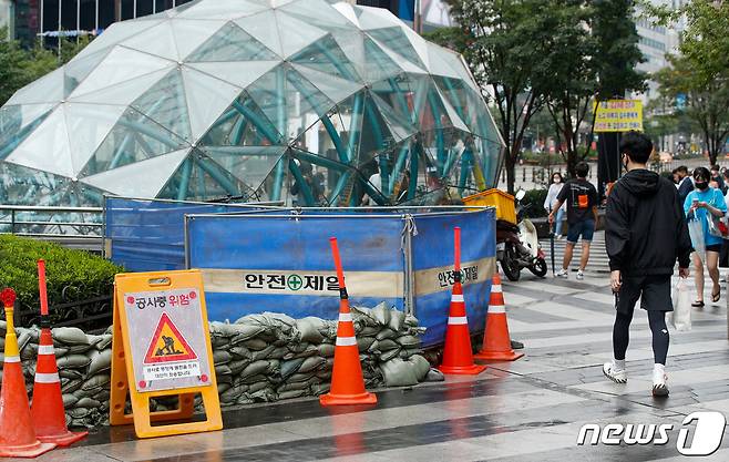 서울 강남역 11번출구 인근에 하수 역류를 막기 위한 모래주머니 등이 설치돼있다. 이 지역에서 맨홀 뚜껑이 열리면서 하수가 역류해 보행도로가 침수됐다. 2020.8.2/뉴스1 © News1 안은나 기자