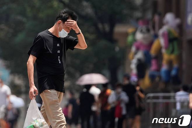 13일(현지시간) 중국에서 무더위가 기승을 부리고 있다. © 로이터=뉴스1 © News1 정윤영 기자