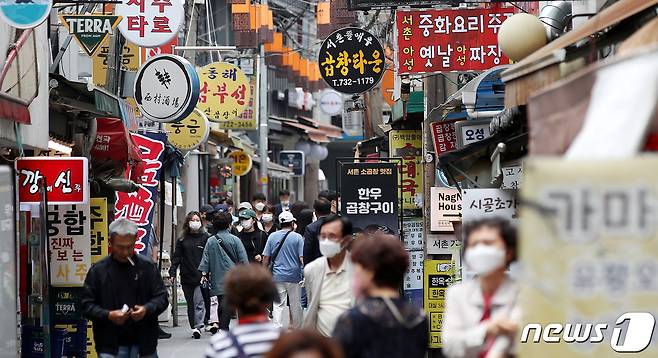 코로나19 방역 조치로 피해를 본 소상공인을 대상으로 한 2분기 손실보상금 선지급이 시작된 9일 서울 종로구 세종마을음식문화거리에 시민들이 이동하고 있다. 2분기 손실보상금 선지급 대상은 지난 4월 1∼17일 영업시간 제한 조치를 받은 소상공인·소기업 61만2천개사이고, 선지급 금액은 한 곳당 100만 원이다. 2022.6.9/뉴스1 © News1 박지혜 기자