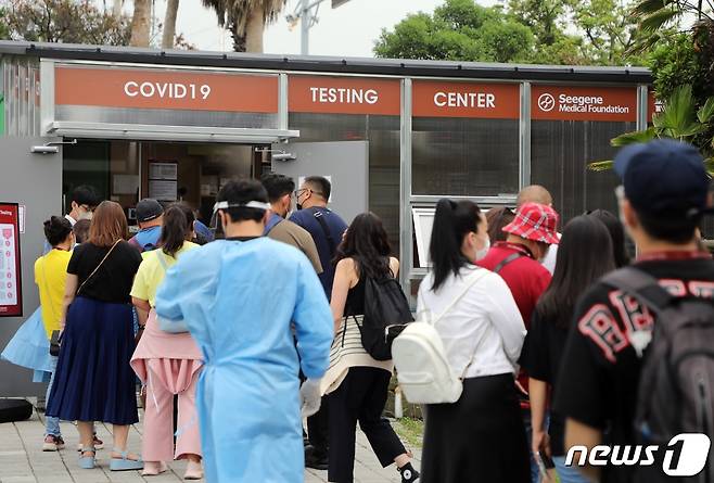 14일 오후 제주국제공항 주차장에 설치된 외국인 코로나19 검사센터에 이날 제주에 도착한 몽골인 관광객들이 줄서서 기다리고 있다..2022.7.14/뉴스1 © News1 고동명 기자