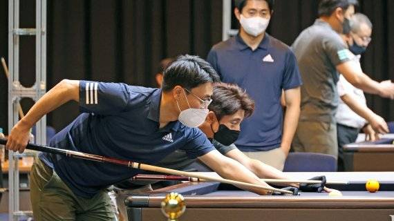 제8회 fn 금융·증권인 당구대회 마지막날 경기가 14일 서울 여의도 중소기업중앙회관에서 열렸다. 번외경기에 참가한 선수들이 경기에 임하고 있다.