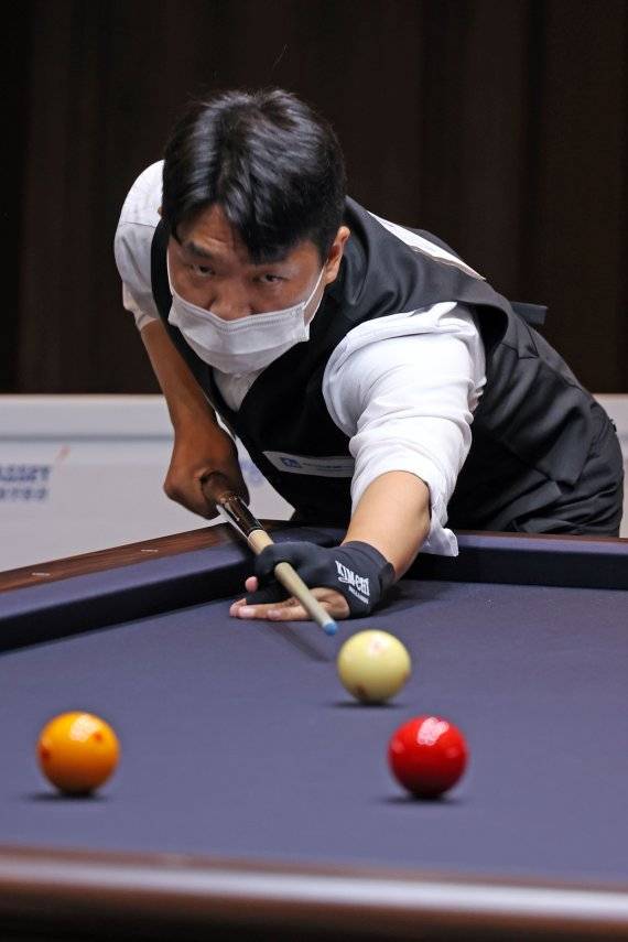 웰컴저축은행 강선중 과장이 진지한 표정으로 준결승전에서 샷을 하고 있다.