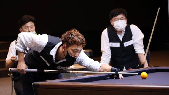 현대해상 양정환 선수가 준결승전에서 샷을 준비하고 있다.