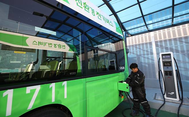 지난 2018년 서울 성북구 정릉 도원교통 차고지에서 한 직원이 서울 시내버스에 처음으로 도입된 전기버스에 충전을 하고 있다. 연합뉴스