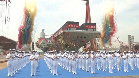 지난달 17일 중국 상하이 상하이 장난 조선소에서 열린 중국의 세 번째 항공모함 푸젠함의 진수식 모습.[AFP=연합뉴스]