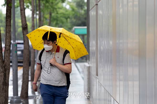 자폐인 장지용(33)씨가 13일 인천 남동구 논현동에 위치한 회사로 출근하고 있다. 문재원 기자