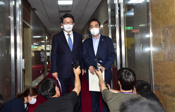 국민의힘 권성동 대표 직무대행 겸 원내대표와 더불어민주당 박홍근 원내대표가 14일 오전 의장주재 회동을 마친 뒤 국회의장실을 나서며 취재진 질문에 답하고 있다. 연합뉴스