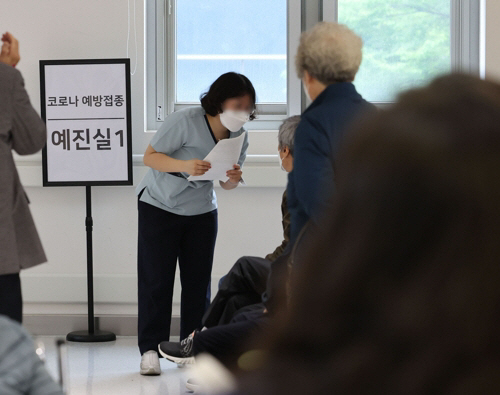 지난 4월 서울 강서구 부민병원을 찾은 어르신이 4차 백신 접종을 위한 안내를 받고 있다. [사진 출처 = 연합뉴스]