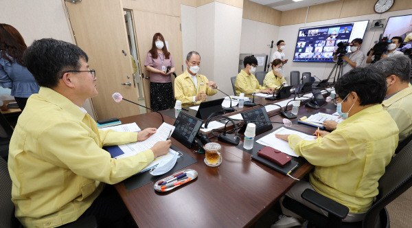 이기일 보건복지부 2차관(왼쪽)이 14일 오전 세종시 정부세종청사에서 윤동섭 대한병원협회 회장 및 전국 상급종합병원장들과 코로나19 재유행 대비 방역 의료 대응, 병상 재가동 방안 등을 논의하는 영상 간담회를 하고 있다. [사진 출처 = 연합뉴스]