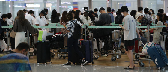 13일 오전 인천국제공항 제1여객터미널 출국장에서 여행객들이 탑승수속을 기다리고 있다./사진=뉴스1