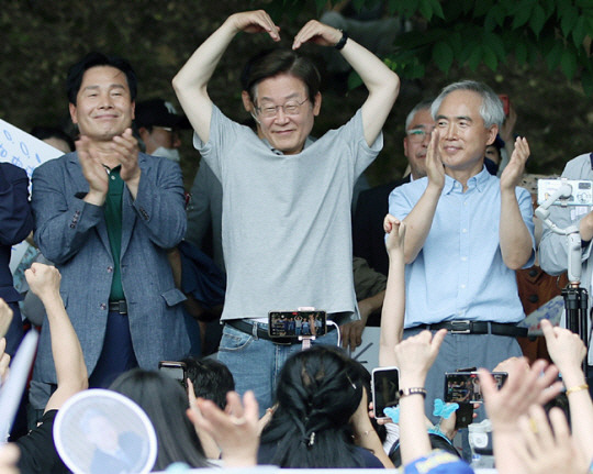 이재명(가운데) 더불어민주당 의원이 지난 10일 오후 광주 서구 5·18 기념공원에서 열린 ‘이재명과 위로 걸음’ 행사에서 지지자들에게 하트를 그려 보이고 있다. 연합뉴스