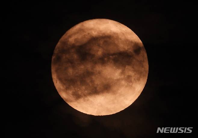 [제주=뉴시스] 우장호 기자 = 13일 오후 제주시 연동 상공에 지구와 달의 거리가 가장 가까울 때 관측되는 일명 '슈퍼문'이 떠올라 시선을 사로잡고 있다. 슈퍼문은 가장 작은 크기 때보다 14% 더 크고, 최대 30% 더 밝다. 2022.07.13. woo1223@newsis.com