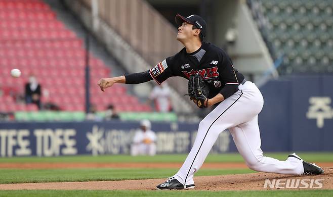 [서울=뉴시스] 권창회 기자 = 6일 오후 서울 송파구 잠실야구장에서 열린 '2022 KBO 리그' KT위즈와 두산 베어스의 경기, KT 선발투수 고영표가 역투하고 있다. 2022.05.06. kch0523@newsis.com