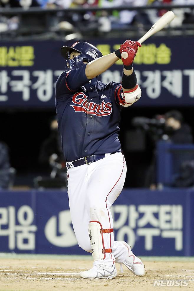 [서울=뉴시스] 최동준 기자 = 29일 서울 잠실야구장에서 열린 2022 KBO 리그 LG 트윈스 대 롯데 자이언츠의 경기, 9회초 무사 1, 2루 상황 롯데 한동희가 3점 홈런을 치고 있다. 2022.04.29. photocdj@newsis.com