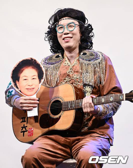 [OSEN=김성락 기자] 14일 오후 서울 마포구 서교동 윤형빈소극장에서 개그맨 및 가수 카피추(추대엽)의 신곡 발매 기념 쇼케이스가 열렸다. 개그맨 및 가수 카피추(추대엽)가 취재진의 질문에 대답하고 있다. 2022.07.14 /ksl0919@osen.co.kr