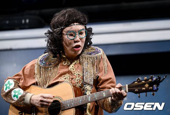 [OSEN=김성락 기자] 14일 오후 서울 마포구 서교동 윤형빈소극장에서 개그맨 및 가수 카피추(추대엽)의 신곡 발매 기념 쇼케이스가 열렸다. 개그맨 및 가수 카피추(추대엽)가 공연을 펼치고 있다. 2022.07.14 /ksl0919@osen.co.kr