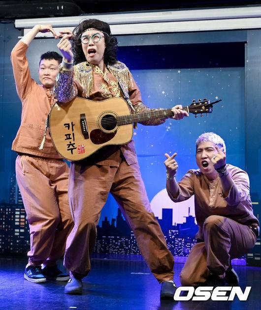 [OSEN=김성락 기자] 14일 오후 서울 마포구 서교동 윤형빈소극장에서 개그맨 및 가수 카피추(추대엽)의 신곡 발매 기념 쇼케이스가 열렸다. 개그맨 및 가수 카피추(추대엽)가 공연을 펼치고 있다. 2022.07.14 /ksl0919@osen.co.kr