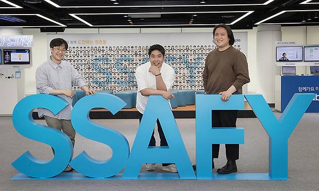 삼성청년소프트웨어아카데미(SSAFY)를 수료하고 스타트업을 창업한 이주호씨(왼쪽부터), 김동휘씨, 음영현씨가 서울 강남구 SSAFY 서울캠퍼스에서 기념 촬영을 하는 모습. 삼성전자 제공