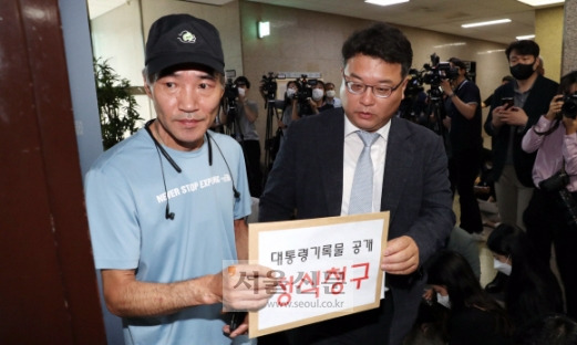 野지도부 면담실 들어가는 유족  - 2020년 서해상에서 북한군에게 피살된 해양수산부 공무원 이대준씨의 형 이래진(왼쪽)씨와 유족 법률대리인 김기윤 변호사가 27일 우상호 더불어민주당 비상대책위원장과의 면담을 위해 당대표실로 들어가고 있다. 김명국 기자