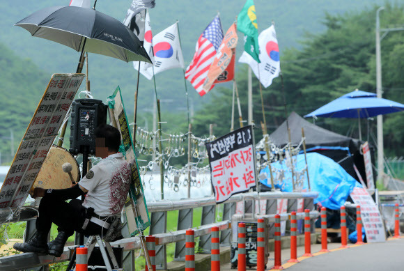 북치는 1인 시위자 - 14일 낮 경남 양산시 하북면 지산리 평산마을 문재인 전 대통령 사저 앞 도로에서 한 남성이 북을 치면서 1인 시위를 하고 있다. 2022.7.14 연합뉴스