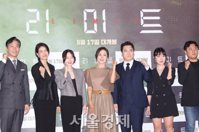 배우 이정현, 문정희, 진서연, 박명훈, 최덕문, 박경혜와 이승준 감독이 14일 오전 서울 롯데시네마 건대입구에서 열린 영화 '리미트(LIMIT)' 제작보고회에서 포즈를 취하고 있다. / 사진=김규빈 인턴기자