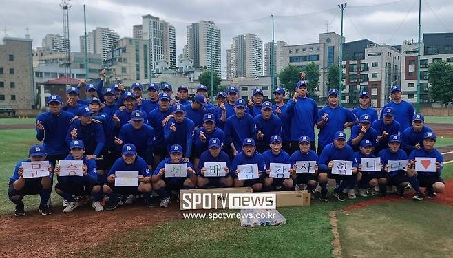 ▲ SSG 투수 문승원이 배명고 후배들에게 방망이 수십 자루를 선물했다. 감동한 배명고 후배들이 단체사진을 찍어 문승원에게 감사의 뜻을 전했다. ⓒ배명고 제공