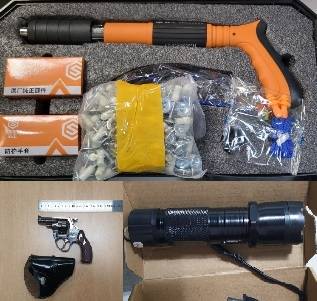 적발된 사회안전위해물품 (위부터 시계방향으로) 산업용 타정총, 전자충격기, 가스분사기 [관세청 제공. 재판매 및 DB금지]