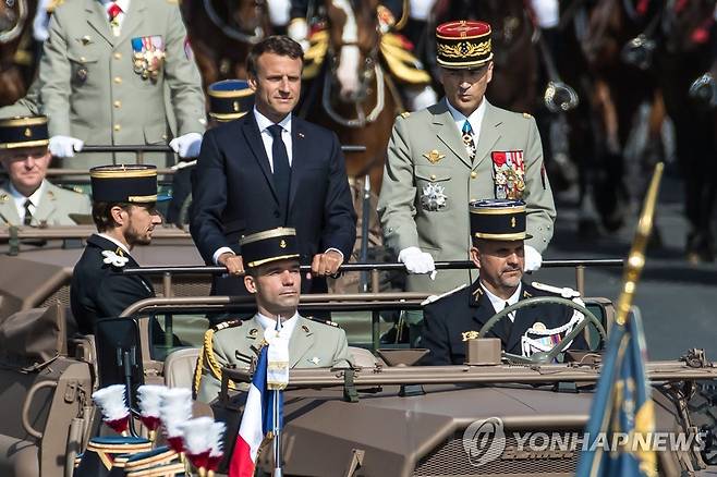 프랑스 국경일 퍼레이드 참석한 에마뉘엘 마크롱 대통령 (EPA=연합뉴스)