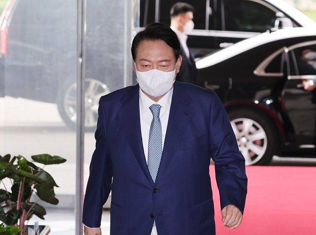 윤석열 대통령이 15일 서울 용산 대통령실 청사로 출근하고 있다. (대통령실통신사진기자단) ⓒ뉴시스